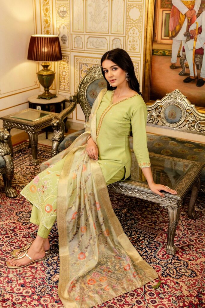 WOMEN PURE VISCOSE SIMER SILK BEATS EMBROIDERED KURTA SET